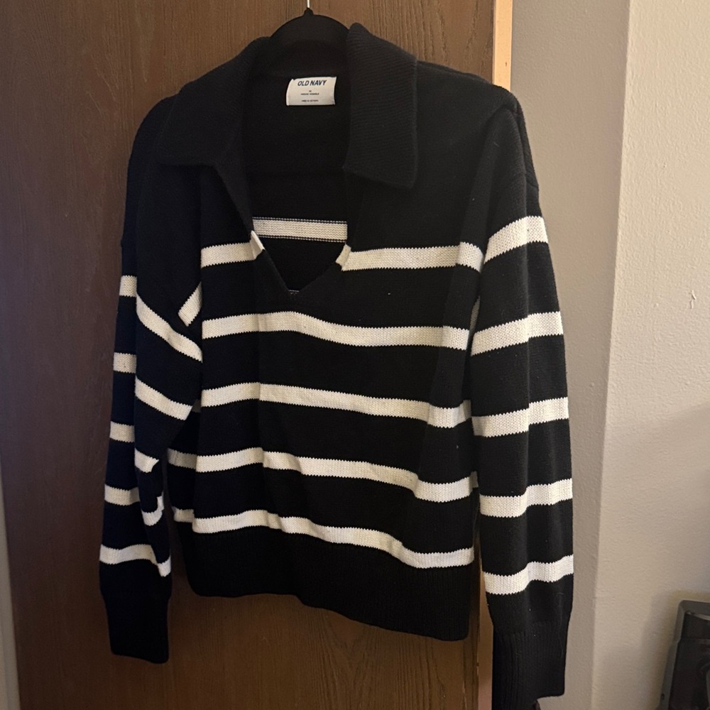 Old Navy Black and White Striped V-Neck Sweater